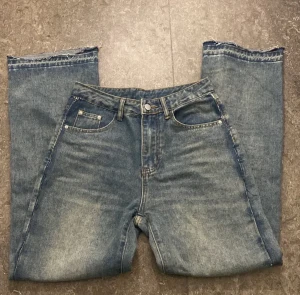 Jeans - Testade de en gång efter beställning och tyckte inte om de alls. 