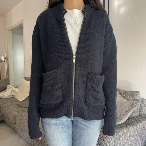 Blå zip up från Hm  - Blå kofta/ zip up från Hm i storlek xs men passar även s och m. Så fin men kommer inte till användning. Lite nopprig men går att ta bort!