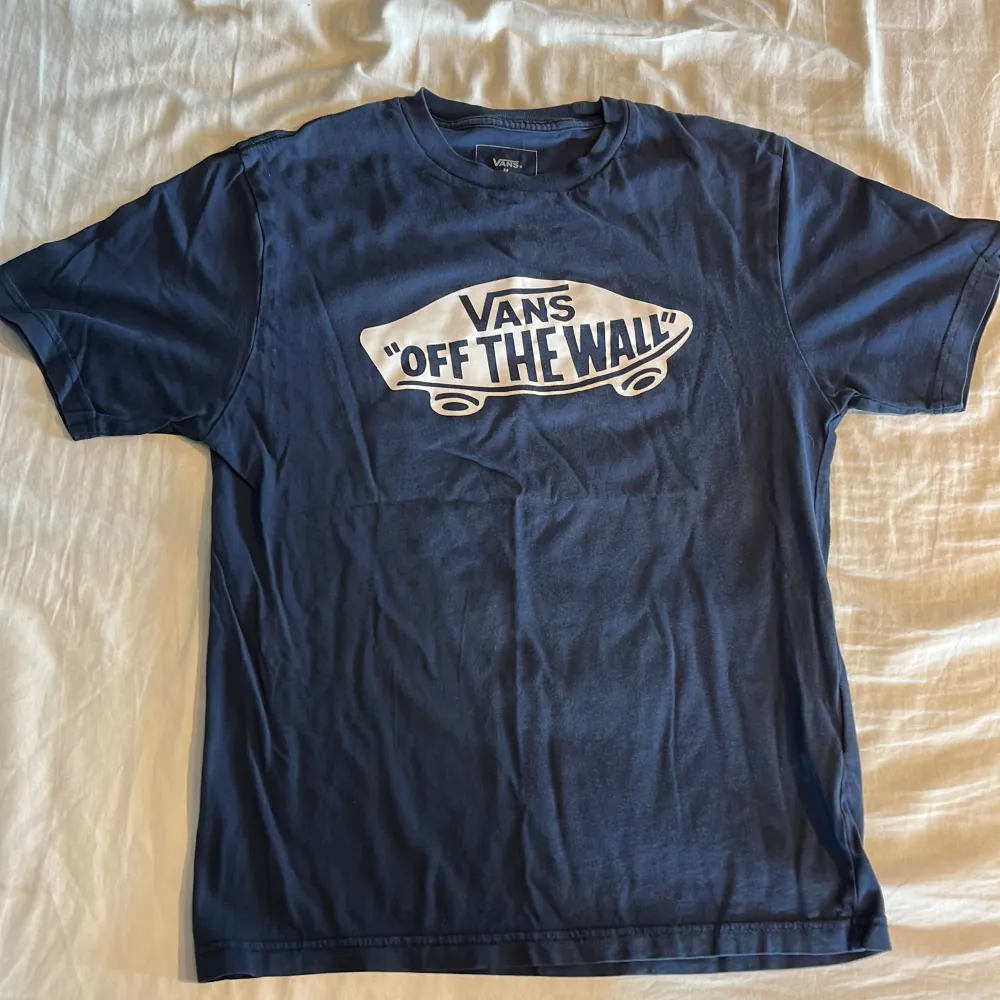 Mörkblå vans ”off the Wall” t-shirt  Skick: 9,5/10. T-shirts.