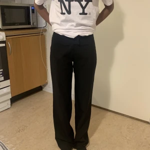 Lågmidjade kostymbyxor - Säljer mina favoritbyxor som tyvärr blivit för små. (Har inga bra bilder på tyvärr). Sitter verkligen perfekt över benen och rumpan. Om flera är intresserade så blir det budgivning💞storlek står ej, ca (xxs-s) . Skriv gärna vid frågor eller fler bilder🥰