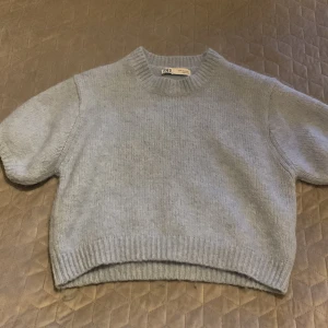 Kortärmad tröja - En blå stickad kortärmad tröja från Zara❣️ Den är i storlek M men sitter jätte bra för mig som är xxs❣️ Kontakta mig för fler bilder❤️🙌