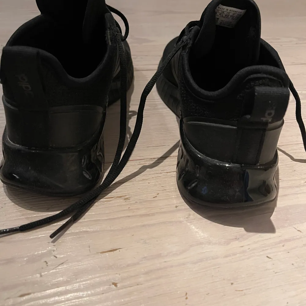 Svarta snygga Adidasskor som knappt är använda och i jättefint skick! . Skor.