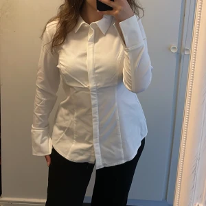 Vit skjorta  - Storlek M stretch material pris 250kr