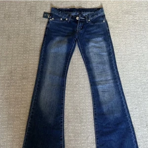 Victoria Beckham Jeans - Ett par supersnygga äkta VB low-waist bootcut jeans i en jättehärlig blå färg i storlek xs-s säljes💗 Det är storlek 26 i jeansen och innerbenslängden är ca 85cm 💗🙈