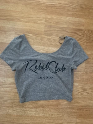 Crop top - Jätte fin croptop! Helt i nyskick aldrig använd!! Passar till jeans och kjolar till vardags och större evenemang! Så fin!!