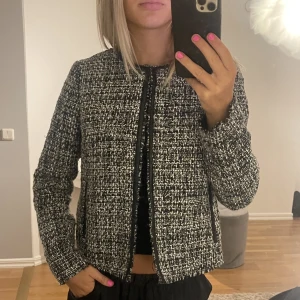 Jacka/ kofta  - En jätte söt Jack kofta som är köpt second hand ursprungligen från Åhléns den är liten i Stlk har normalt S och denna är i Stlk 40 och passar