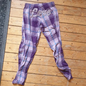 Pyjamasbyxor - Rutiga pyjamasbyxor. Använda men i helt ok skick