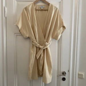 Klänning från & other stories  - Skön klänning från & other stories köpt från plick (men fel storlek för mig). 