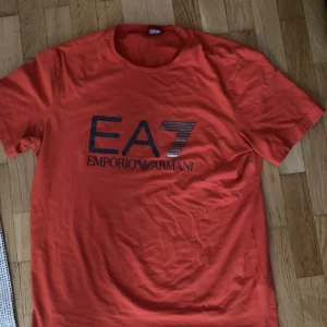 Armani t-shirt  - Sitter som en slim men perfekt på dom med L