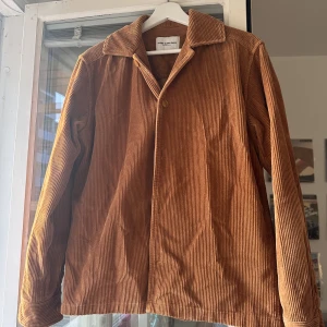 Manschetter jacka/overshirt/skjorta  - Oanvänd jacka/overshirt/ skjorta från These glory days (volt)   