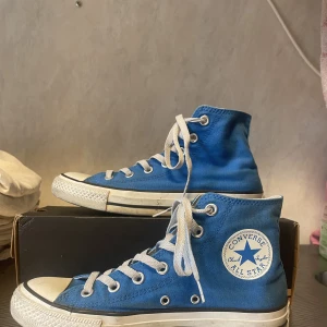 Blå converse - Fina skor som kommer vara snygga och trendiga till hösten! I en unik blå färg, tillhörande kartong medföljer. Skriv vid frågor 💙🌸💫
