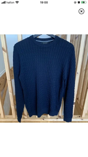 Stickad Massimo Dutti tröja - Tja! Säljer nu min stickade tröja från massimo dutti. Skick:9/10, väldigt fint skick, känns som en ny tröja. Storlek: M, sitter som S. Nypris:700kr. Mitt pris: 350kr Kontakta mig för fler infon eller bilder!
