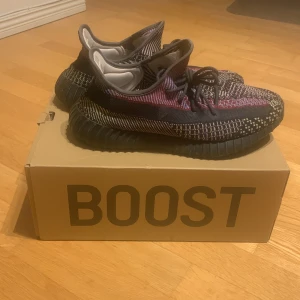 Yeezy yecheil ( nonreflective ) - Säljer dessa 350s då de inte används. Skick 7/10. Pris kan diskuteras:))