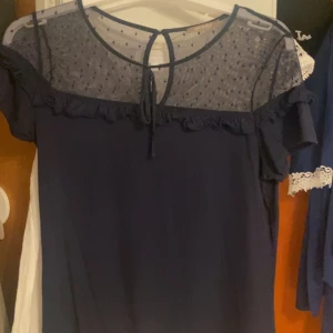 Fin tröja - Säljer denna fina mörkblå tröja! 