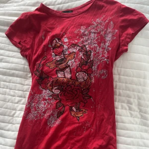 Röd t-shirt med tryck  - Står inte vilken storlek men skulle gissa på S-M men skulle även passa XS