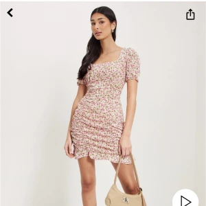Klänning - Blommig klänning från missguided Ej använd Storlek 40