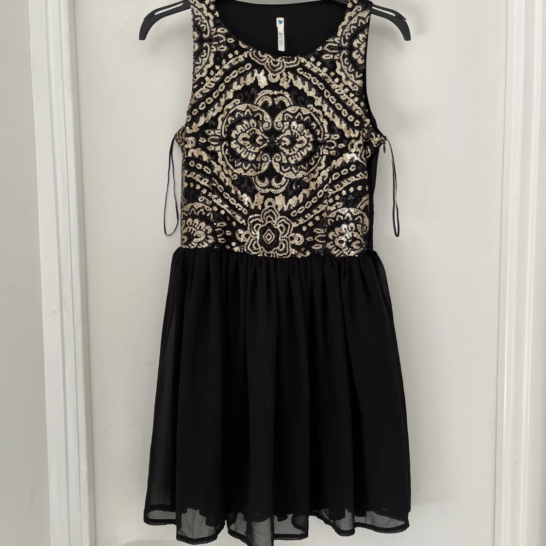 Oanvänd elegant klänning från Blue Vanilla st. S