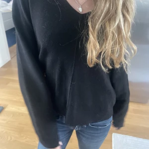 Svart Stickad Tröja - Säljer denna super fina stickade tröjan från H&M. Super mjukt och skönt material. Perfekt till en sen sommarkväll. Storlek XS men passar även mig som har M i stickade tröjor. 