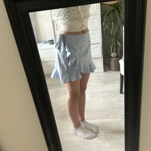 Blommig blå kjol - Nu säljer jag min blåa kjol. Den är inte jätte använd och i nyskick. Säljer den för att den inte används längre och är köpt från SHEIN. Hör av er för om ni har fler frågor☺️