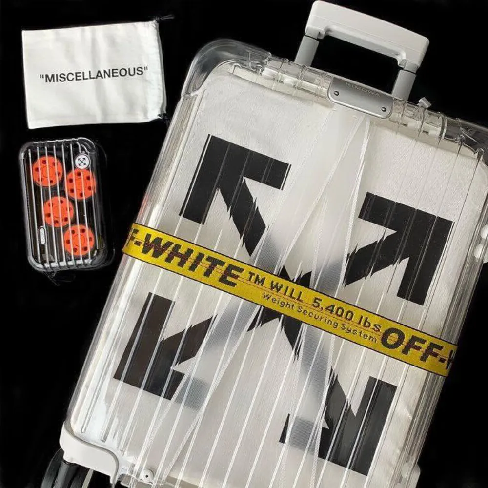 Virgil Abloh, now passed away, with Rimowa created this See Trough Carry on bag.   DS (Dead Stock) brand new. Included the fashion Off White Yellow Luggage Belt often seen as a fashion accessorie. . Väskor.