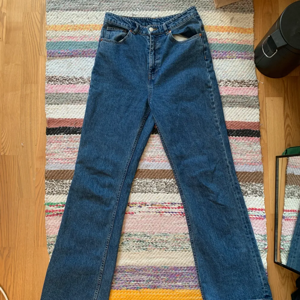 Flared högmidjade monki jeans. Riktigt fint skick!   Kom pm för frågor :). Jeans & Byxor.