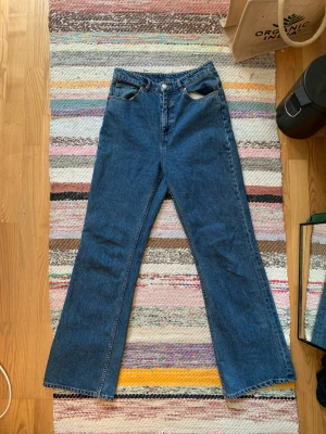 Flared jeans - Flared högmidjade monki jeans. Riktigt fint skick!   Kom pm för frågor :)