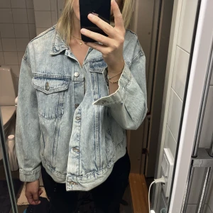 Jeansjacka - Jeansjacka som tyvärr inte kommer till användning. Snyggt oversized