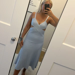 Blå klänning - Dags att sälja denna pärla som tyvärr bara hänger i garderoben 🦋  Köpt i en liten butik på Gotland och är verkligen i en perfekt blå färg.  Stickad med fina detaljer och dessutom så skön! Jag har använd en självhäftande bh under. 