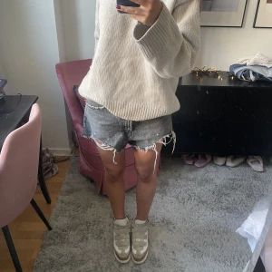 Shorts  - Grå shorts från zara. Använda fåtal gånger.