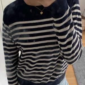 En jättefin randig stickad tröja från Zara i storlek S/xs💕Den är mörkblå randig.