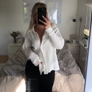 Vitskjorta💗 - Superfin oversized skjorta som knappt är använd.🌷