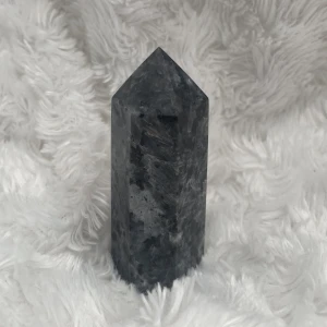 Larvikit Torn - Larvikit stimulerar inre syner och förbättrar våra psykiska förmågor. Det tillåter oss att se det förflutna, vilket ger klarhet åt visioner om tidigare liv. Larvikit kan neutralisera och avbryta besvärjelser som inte längre önskas✨väldigt flashy.