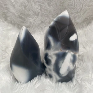 Orca Agate Flames - Orca agat flamma 🔥   Orca Agat är en skyddssten som hjälper till att skydda oss mot negativitet och negativa energier. Denna kristall tros också främja läkning, både fysiskt och känslomässigt✨🌱  130kr Den lite mindre 199kr Den stora 300kr för båda 🔥