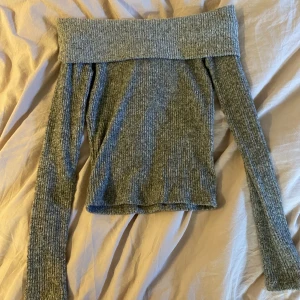 Off shoulder - Grå off shoulder tröja från pull&bear