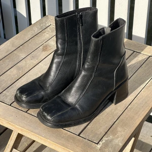 Boots - Så fina boots/stövletter köpta secondhand. Bra skick men har smått slitage framtill på tån. 