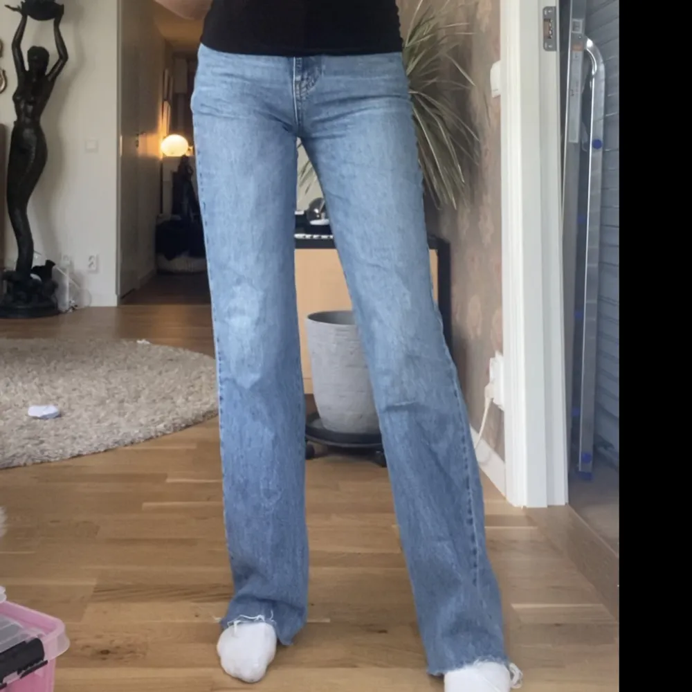 Jättefina mörkblå jeans från stradivarius, kommer tyvärr inte till användning, jag är 165 cm💕. Jeans & Byxor.