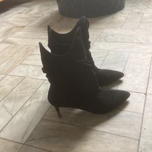 Svarta klackar  - Svara supersnygga klackskor från Nelly endast använda 2 gånger!