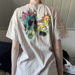 rick & marty t-shirt - har knappt använts <3 köpt från lindex 