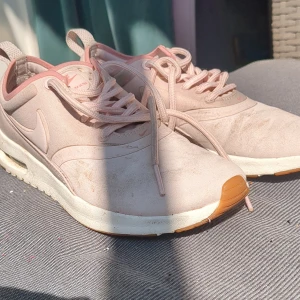 Nike skor storlek 36  - Dessa skor är andvända men inte så väst mycket passar dig med storlek 36 är lte stora i storleken så passar nog 36,5 oxå men de står 36 