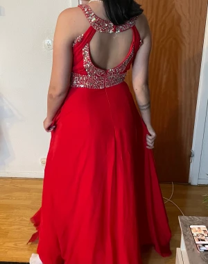 Klänning  - Klänning som använts vid två tillfällen men annars är den i väldigt gott skick. Funkar till bröllop, event eller bal