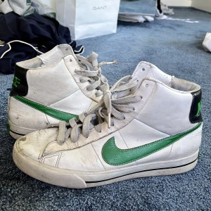 Nike blazer vintage - As coola vintage Nike blazers skor som är helt slutsålda. Köpt på second hand butik. Perfekta till sommaren och enkel att matcha med. (OBS GÅR ÄVEN ATT BYTA) 💕