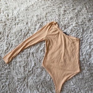 One shoulder  - Fin topp som kan användas till varda och fest