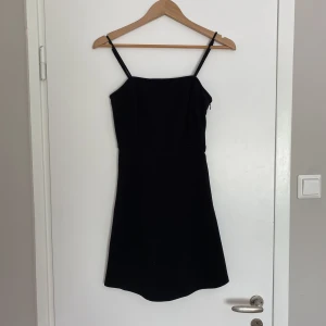 Sommarklänning  - A-linje sommarklänning i luftigt material, endast använd en gång då den inte riktigt är min stil. 