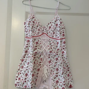 Topp - Jätte söt topp men körsbärs mönster. Vet tyvärr inte vart den är ifrån då den är gammal, men den är i jätte bra skick. Storlek S.