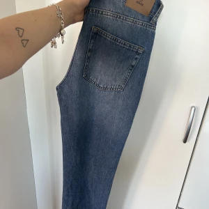 Nelly jeans - Säljer ett par jeans från Nelly som är använda en gång. Mod waist med slits på utsidan av benen längst ner vid fötterna. Säljer dem för att de inte passade mig. 💗