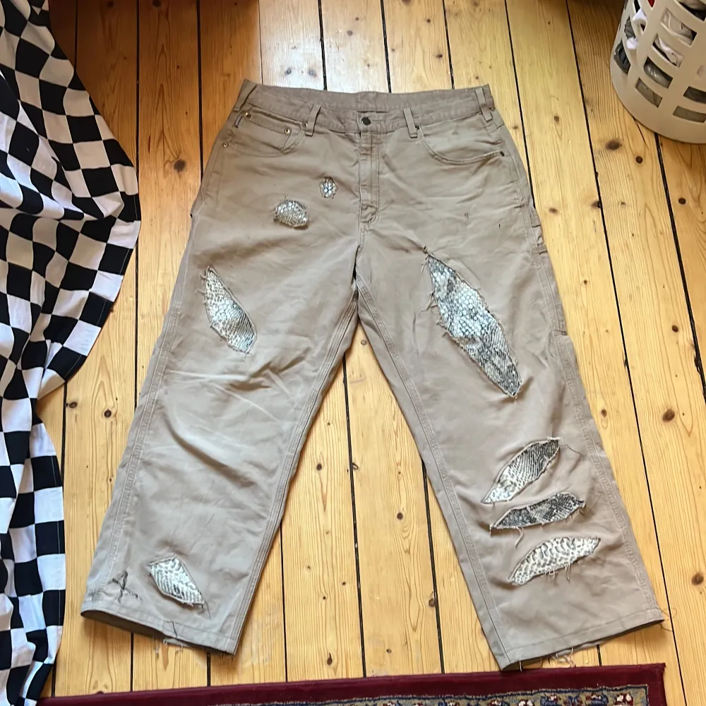 Loose fit carhartt byxor med patches av snakeskin. Jeans & Byxor.