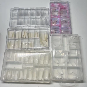 Nageltippar.  - Flera paket nageltippar.   Allla paket har flera storlekar.   Ett paket för 60kr eller alla för 280kr. 