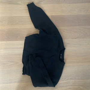 Croppad sweater från Zara strl M - Croppad sweater. Bra skick, använts 2 ggr. 