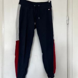 Tommy hilfiger mjukisar - Mjukisbyxor från Tommy Hilfiger, skriv för fler bilder.