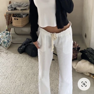 Linnebyxor roxy - Jag säljer de superfina slutsålda linnebyxorna från roxy. Superfint skick, säljer pågrund av att de var för små för mig. 